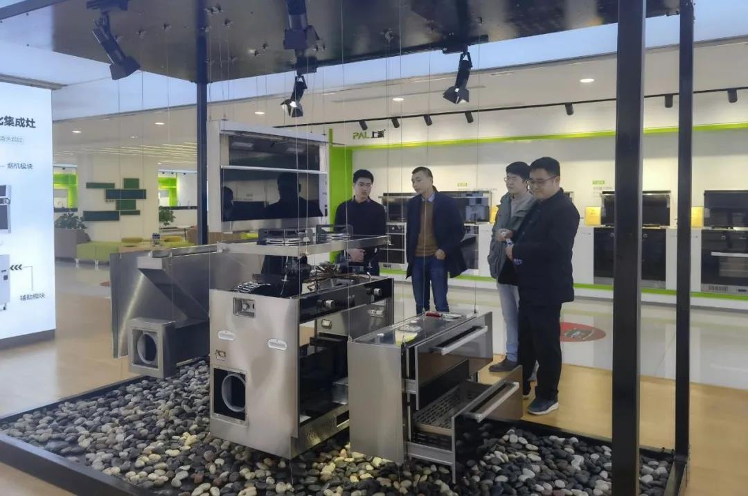 浙江大学专家团到访上派电器，考察指导。