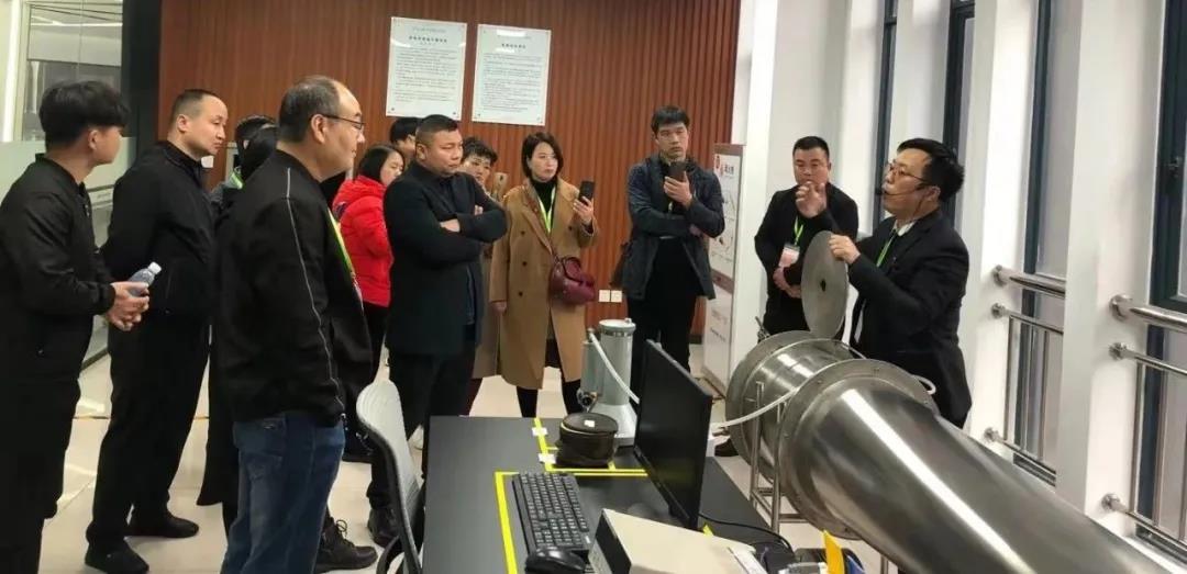 上派集成灶，集成灶十大品牌，客户参观上牌集成灶实验室